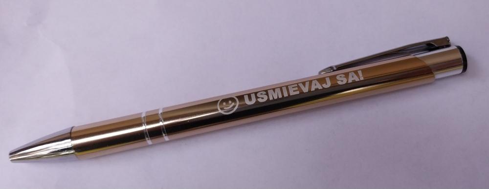 Pero s citátom: Usmievaj sa!